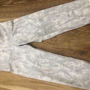 Alo yoga white Capri leggings